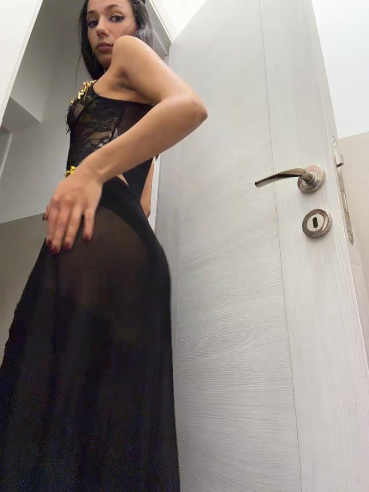 MiaQueen_- · StripChat recording · 31 Oct 2026